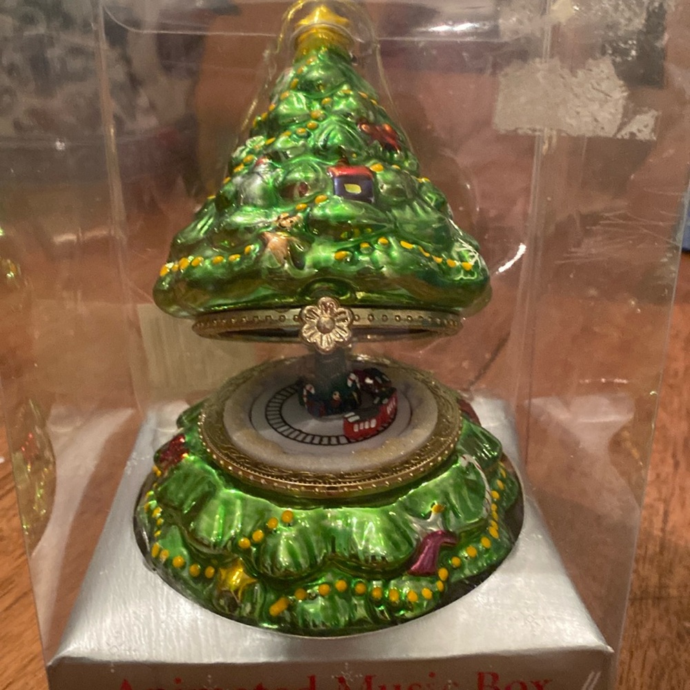 Mr Christmas Animated Music Box